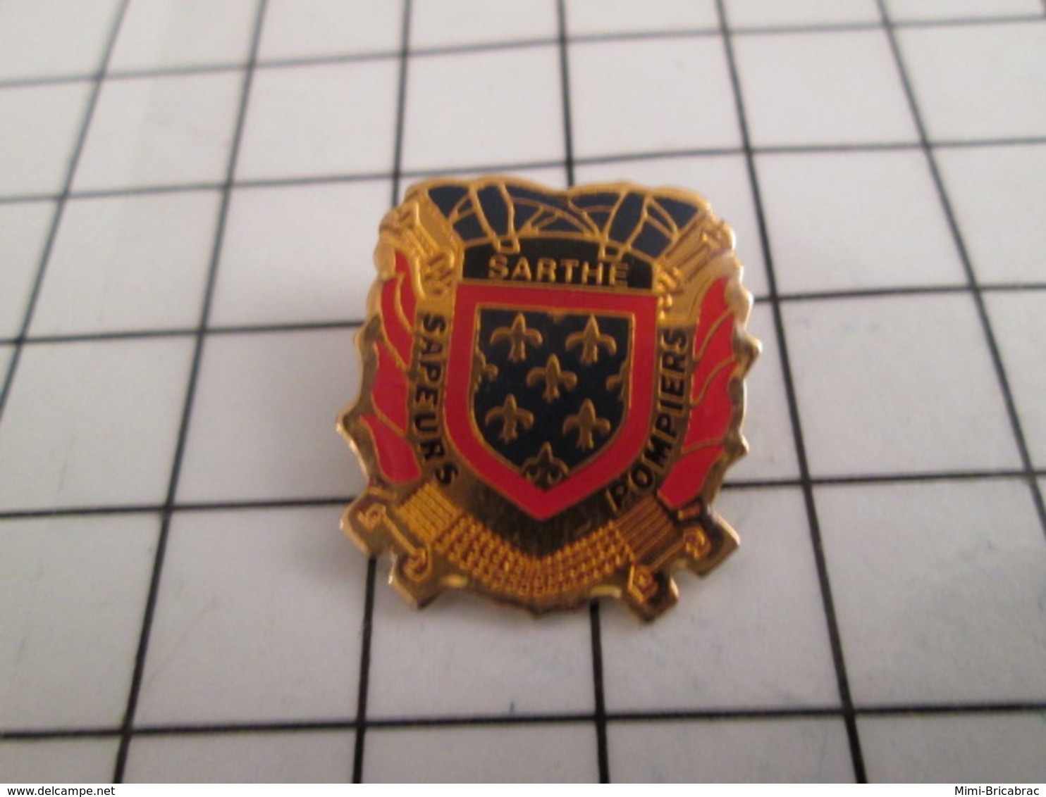 910a Pin's Pins / Beau Et Rare / THEME : POMPIERS / SAPEURS POMPIERS SARTHE FLEUR DE LYS BLASON ECUSSON ARMOIRIES - Pompiers