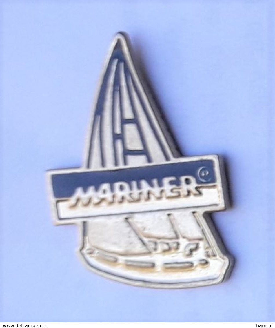 X177 Pin's Bateau Voilier Mariner Version Cartouche Noire Et Dorée Achat Immédiat - Bateaux