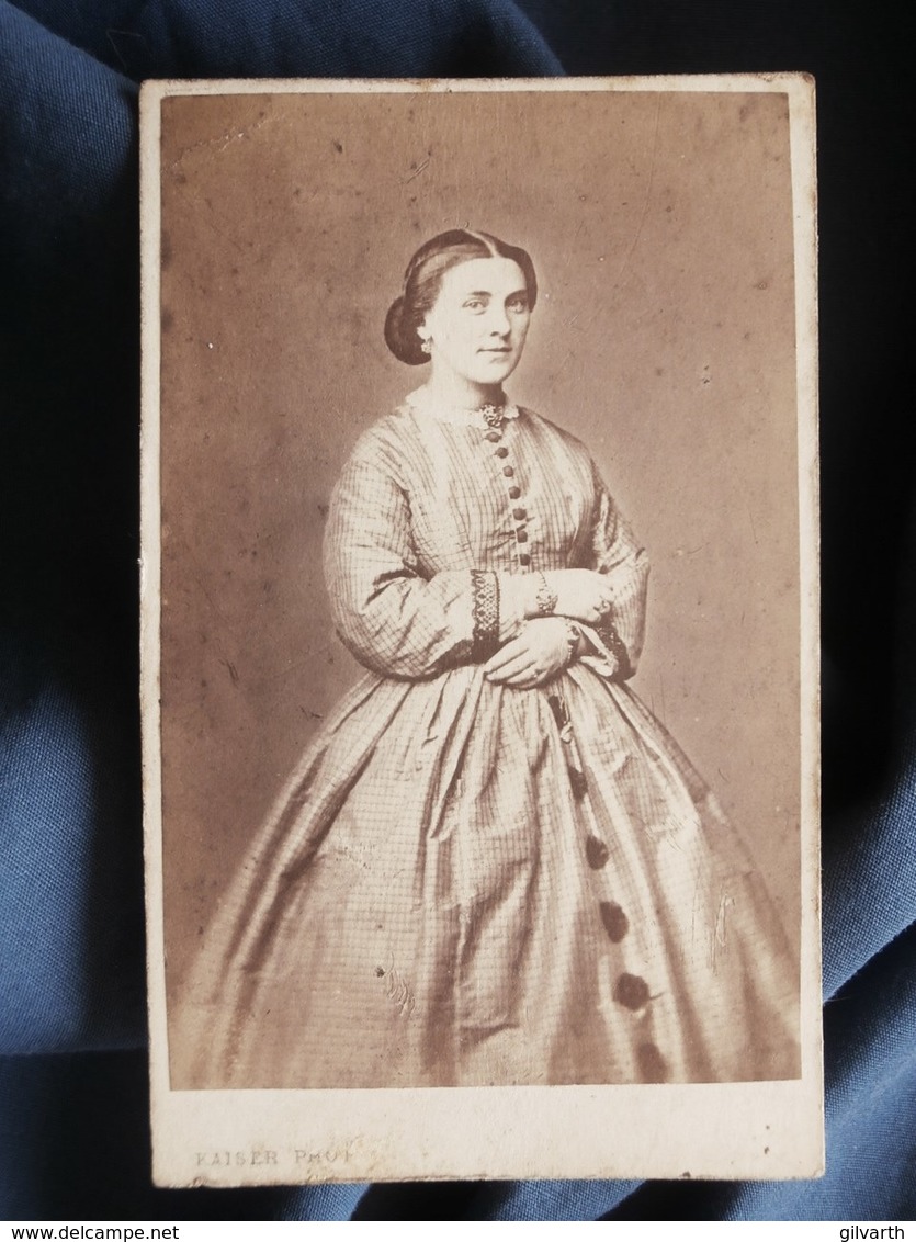 Photo CDV Kaiser Au Hâvre - Beau Portrait Femme  Robe à Crinoline, Second Empire Vers 1860 L289 - Anciennes (Av. 1900)