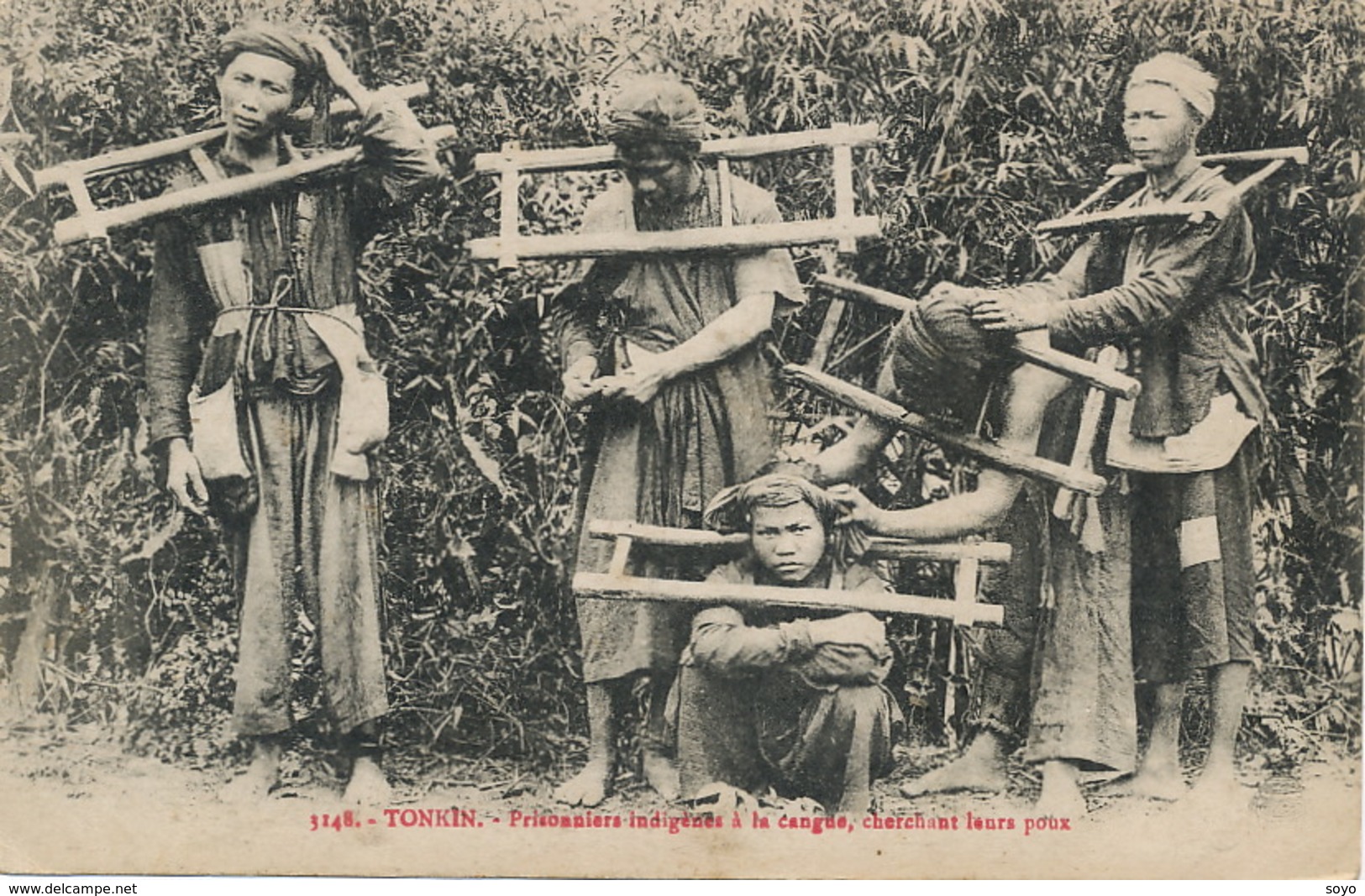 Bagnards En Inochine . Prisonniers à La Cangue Cherchant Leurs Poux . Lice . Torture . - Bagne & Bagnards