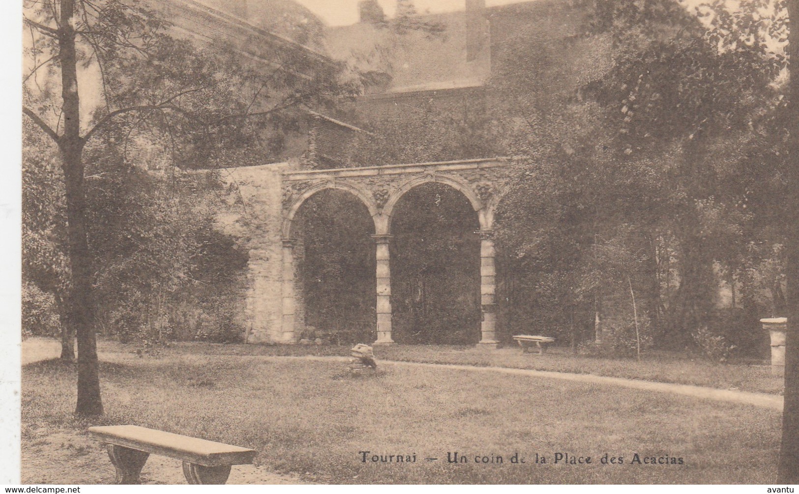 TOURNAI / LA PLACE DES ACACIAS / UN COIN - Tournai