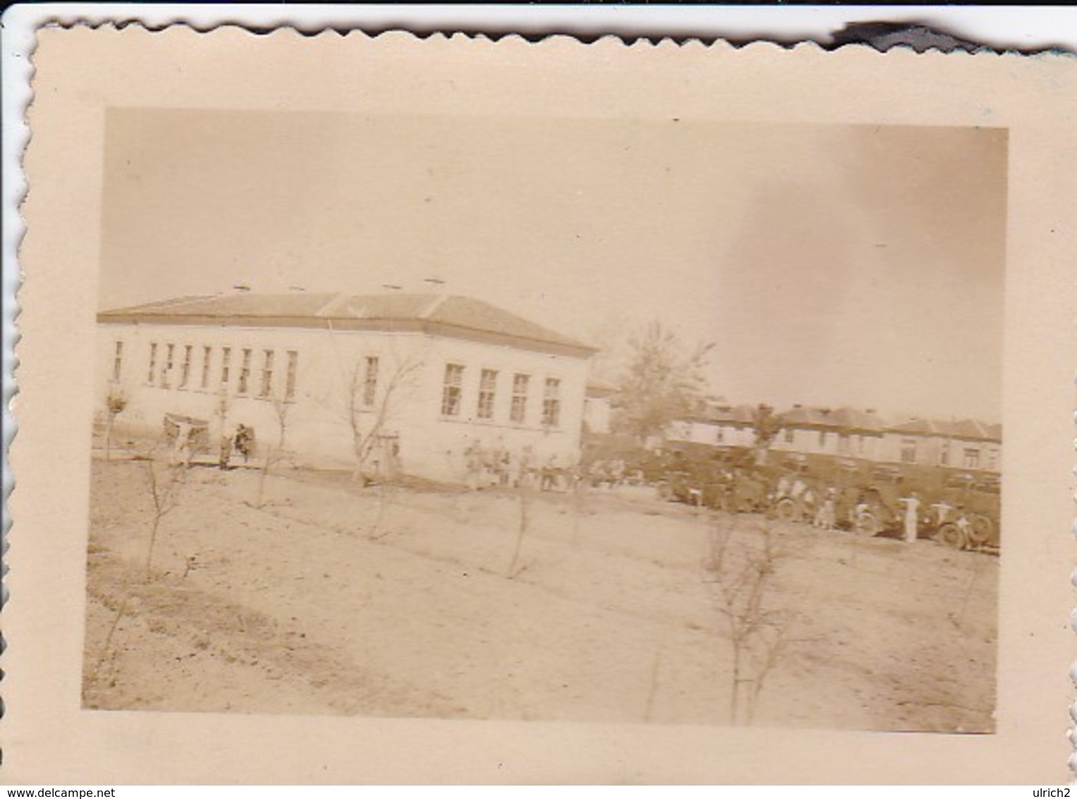 Foto Deutsche Soldaten Und Wagenpark - 2. WK - 8,5*5,5cm  (48471) - Krieg, Militär