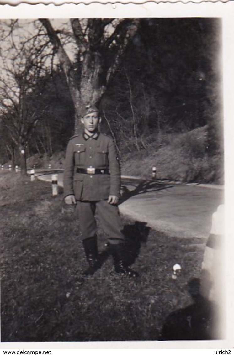 Foto Deutscher Soldat An Landstraße - 2. WK - 8*5,5cm  (48479) - Krieg, Militär