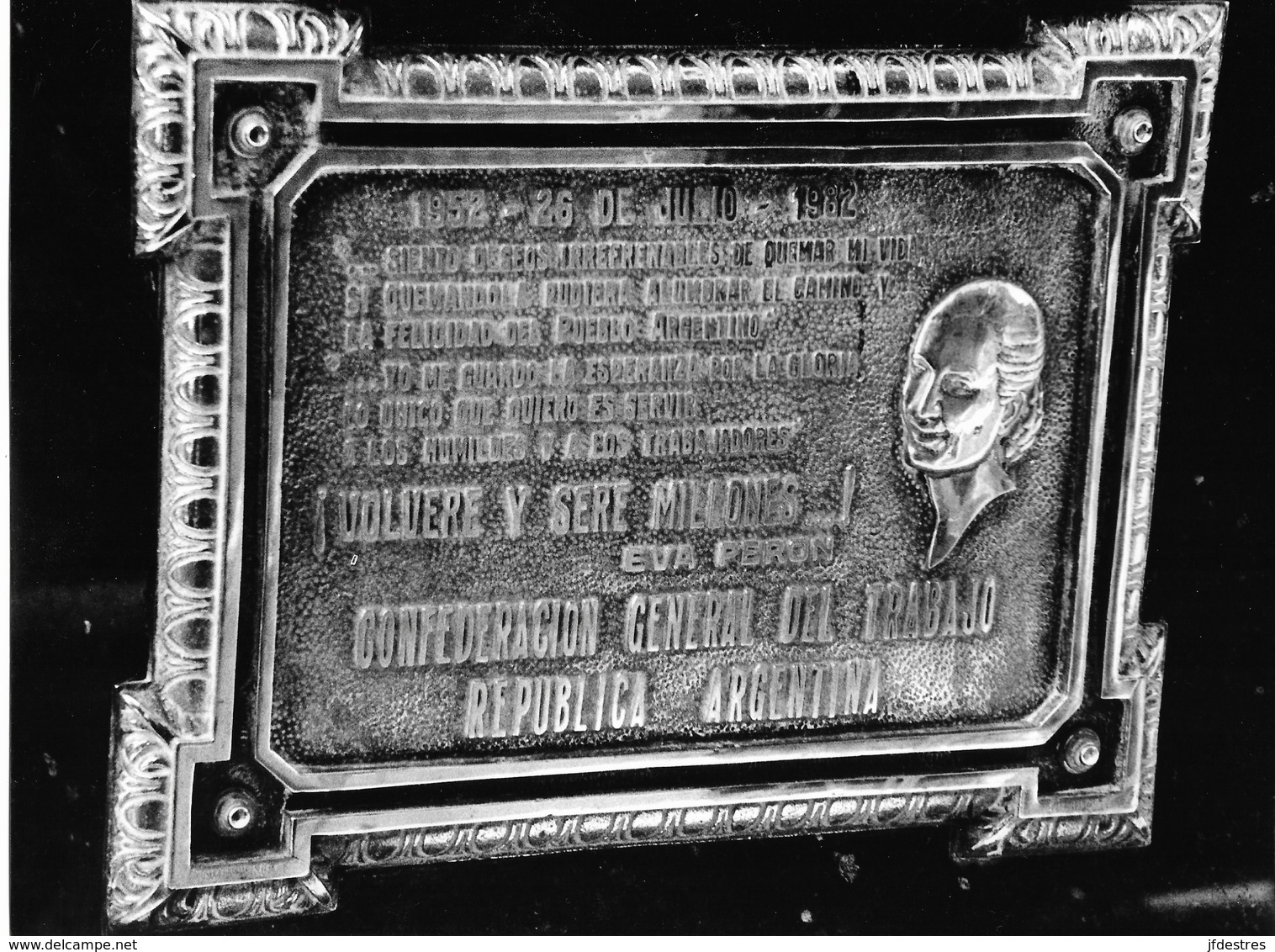 Photo Argentine. Buenos Aires Cimetière Plaque De Bronze Sur La Tombe D'Evita Peron Ph. Vivant Univers - Lieux