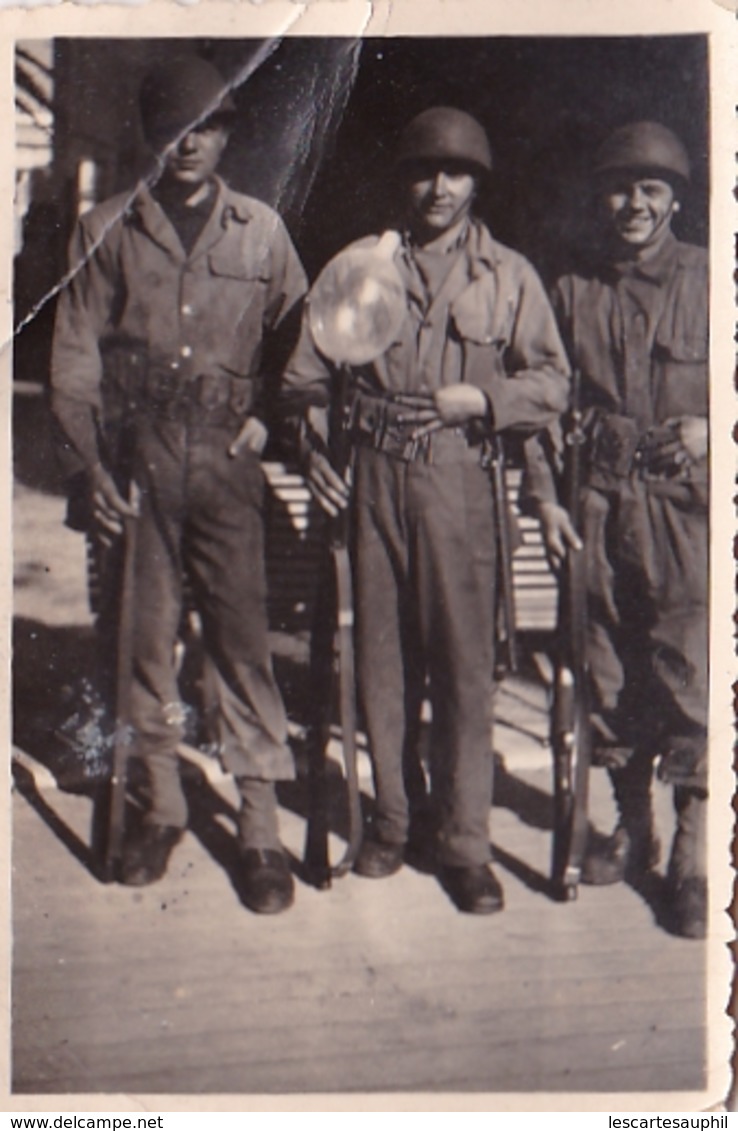 Vieille Photo 3 Militaires  Américains Jeune Avec Fusil Et Capote Préservatif Condom Sur Un Fusil  Gonflé Gevaert Ridax - War, Military