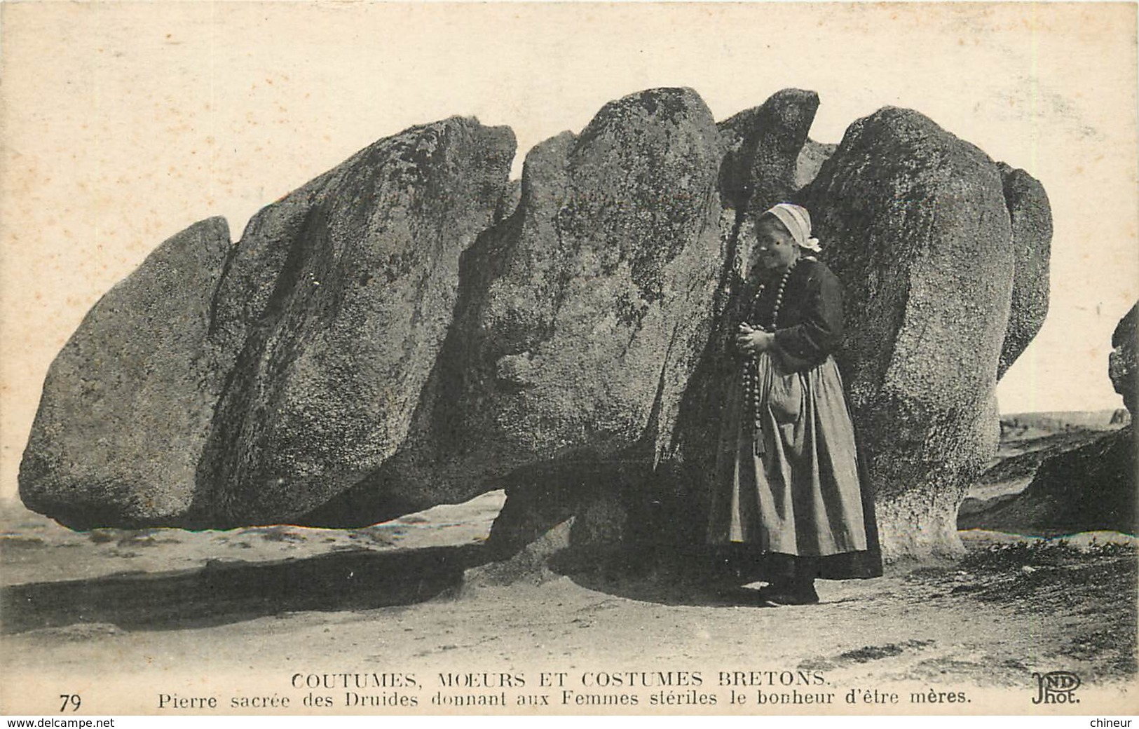 COUTUMES MOEURS ET COSTUMES BRETONS PIERRE SACREE DES DRUIDES DONNANT AUX FEMMES STERILES LE BONHEUR D'ETRE MERES - Autres & Non Classés