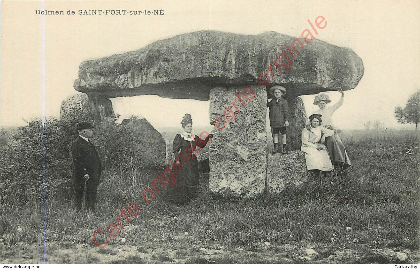 16. Dolmen De SAINT FORT SUR LE NE .  CPA Animée . - Autres & Non Classés