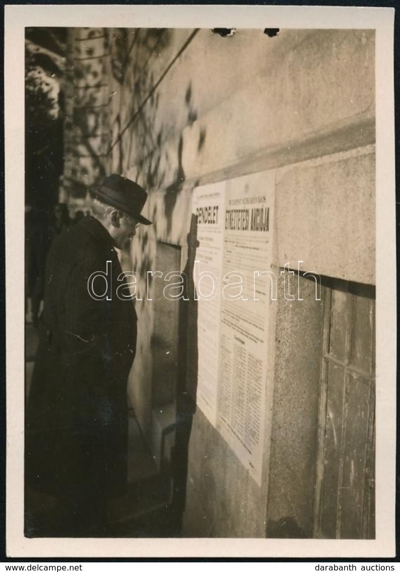 Cca 1929 Kinszki Imre (1901-1945) Budapesti Fotóművész Hagyatékából, Jelzés Nélküli Vintage Fotó (Hirdetmény Olvasó), 6, - Autres & Non Classés