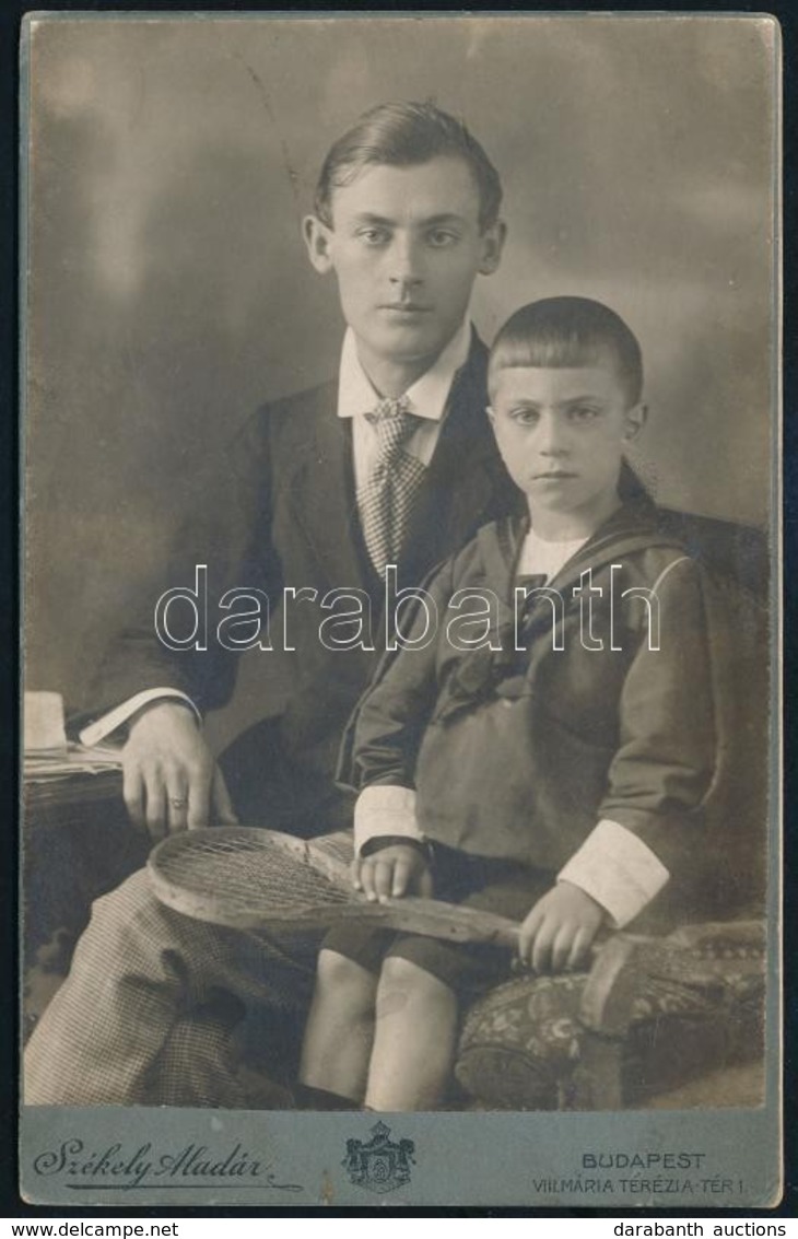 Cca 1905-1915 Fiatal Férfi és Kisfiú Teniszütővel, Keményhátú Fotó Székely Aladár Műterméből, Hátoldala Enyhén Foltos, 1 - Autres & Non Classés