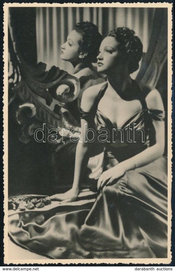 Cca 1940 Elegáns Hölgy Tükör Előtt, Fotó, 13,5×8,5 Cm - Autres & Non Classés