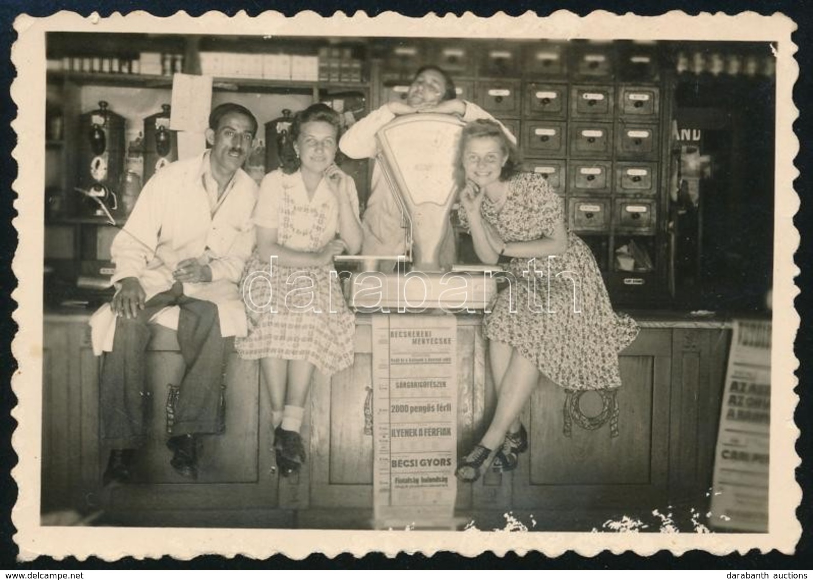 1942 Üzlet Belső Tere és Dolgozói, Fotó, 6×8 Cm - Autres & Non Classés