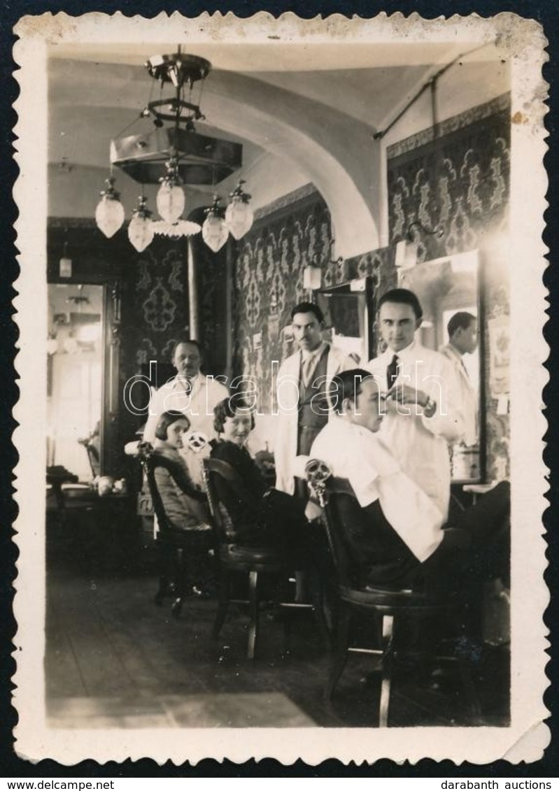 Cca 1930-1940 Fodrászüzletben, Fotó, 8,5×6 Cm - Autres & Non Classés