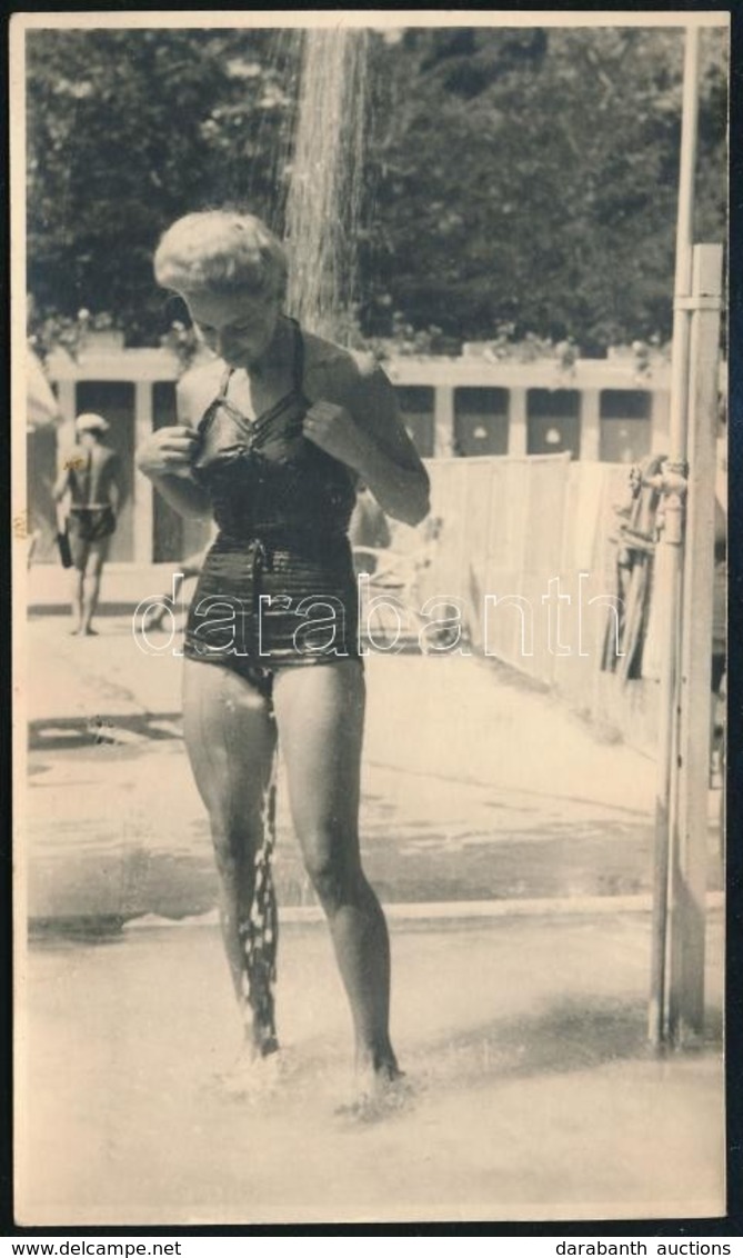Cca 1940-1950 Fürdőző Hölgy, Vágott Fotólap, 13×7,5 Cm - Autres & Non Classés