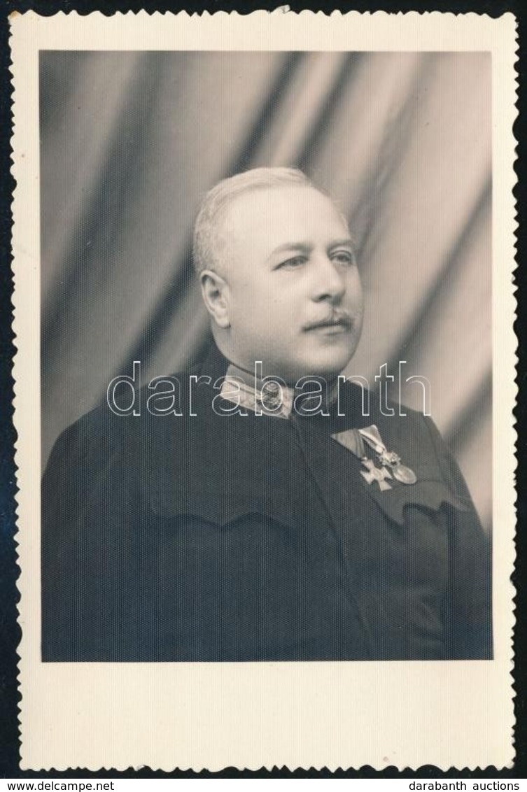 Cca 1920-1940 Rendőrtisztviselő Portréja A Horthy-korszakból, Kitüntetésekkel (ezüst érdemkereszt, Pápai Kitüntetés), 13 - Autres & Non Classés