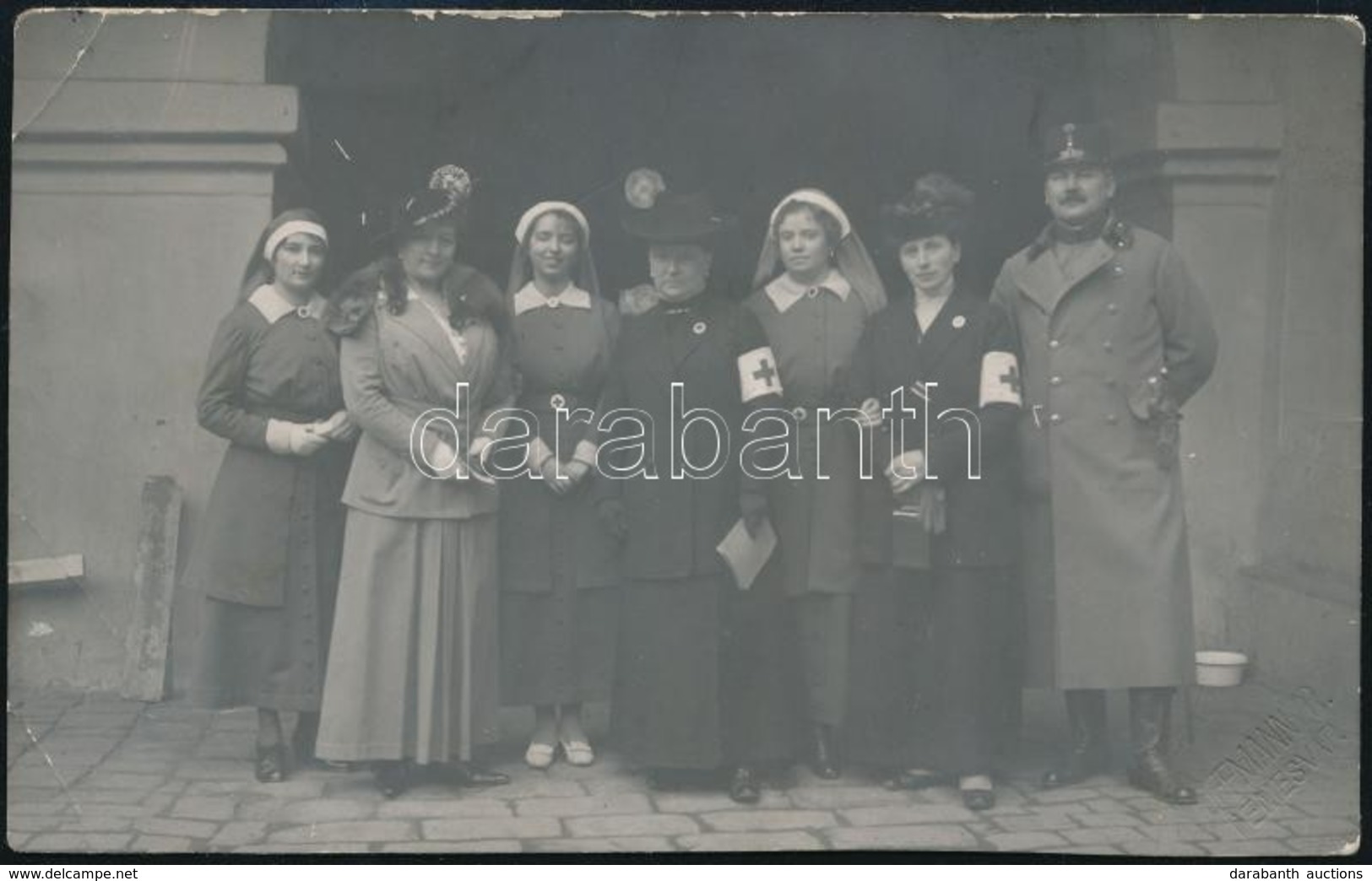 Cca 1914-1918 Nővérek és Egy Katona Fotója, Az Egyik Nővér Kabátján A Női Vaskereszt Szalagjával, Fotó, Törésnyommal, 8x - Autres & Non Classés