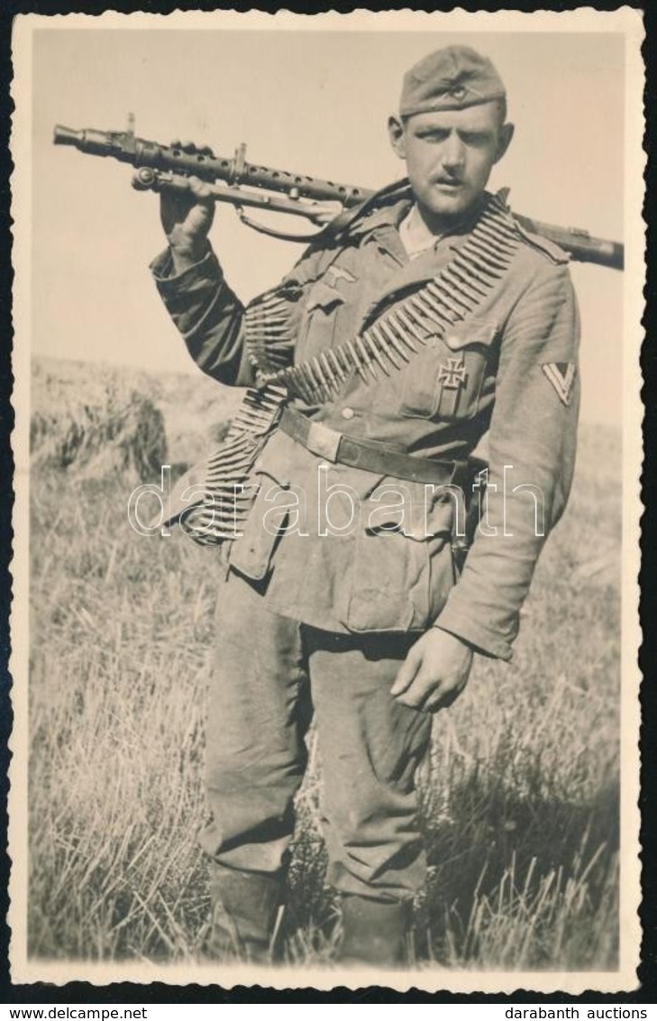 Cca 1939-1944 Géppuskás Német Katona Fotója, A Zubbonyán A Vaskereszt I. Osztályával, Fotólap, 13x8 Cm - Autres & Non Classés