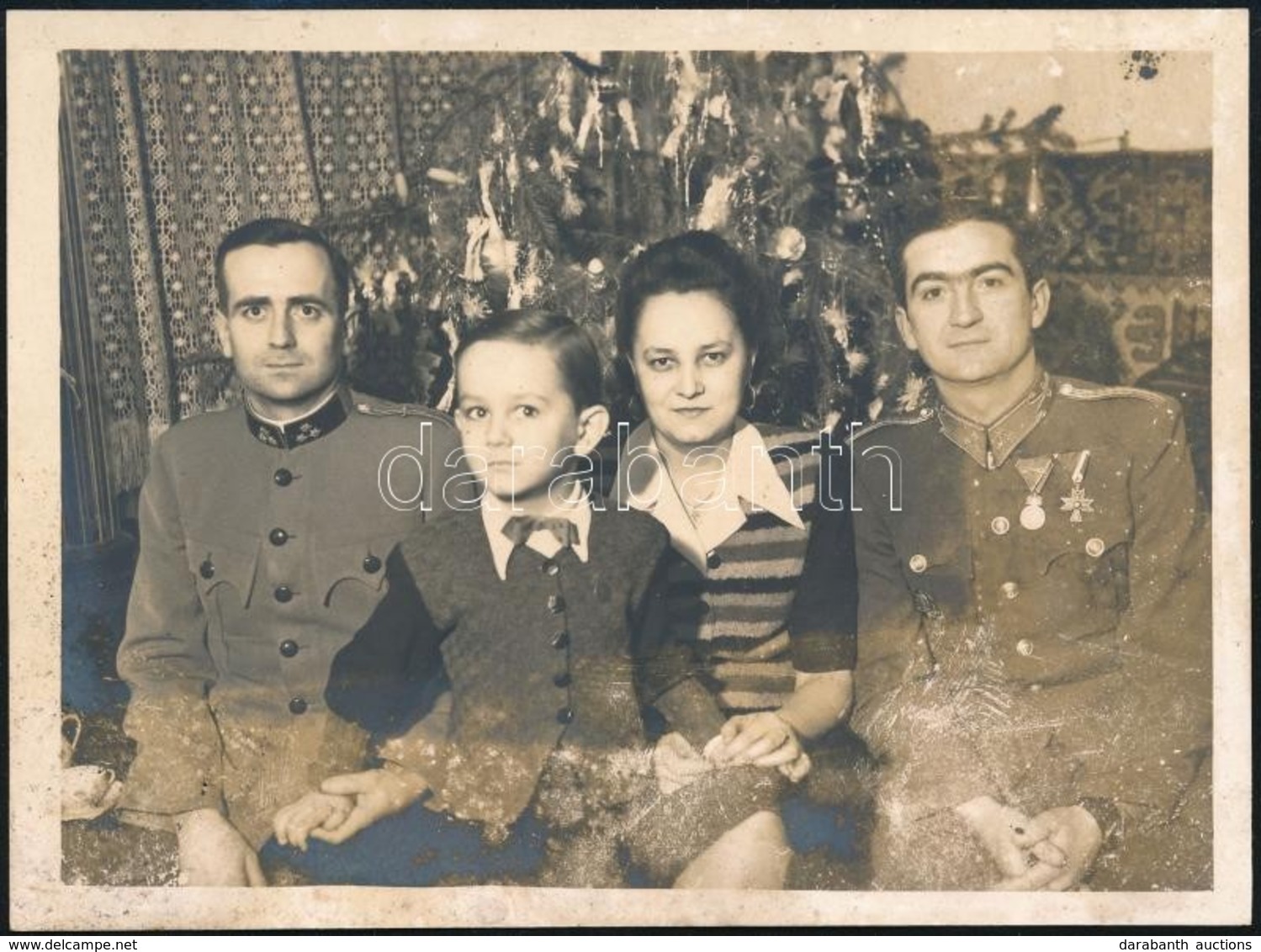 Cca 1940 Karácsony A Katonacsaládban, Az Egyiken Kitüntetésekkel, Közte Horvát Zvonimir Renddel, Fotólap, A Felületén Fo - Autres & Non Classés