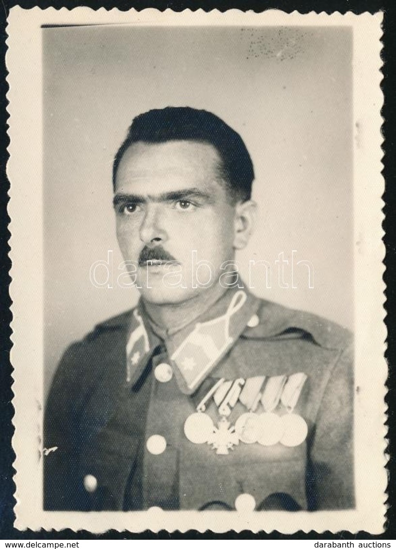 1943 Frontkatona Fotója, Kitüntetésekkel (vitézségi érmek, Tűzkereszt), "Kormányzói Kihallgatás, Bp., 1943 VIII. 25." Be - Autres & Non Classés