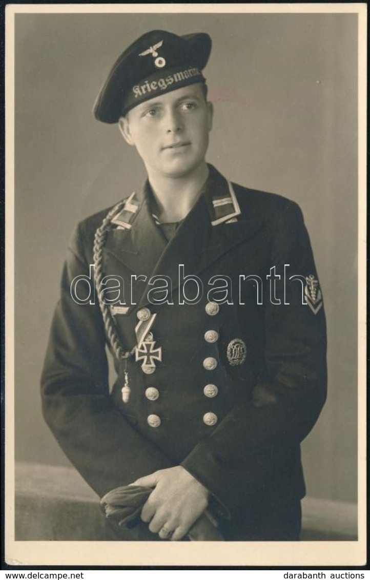 1939-1944 III. Birodalom Kriegsmarine Tengerészének Fotója, Vaskereszttel, Kitüntetéssel, Jelvényekkel, Fotólap, 13x8 Cm - Autres & Non Classés
