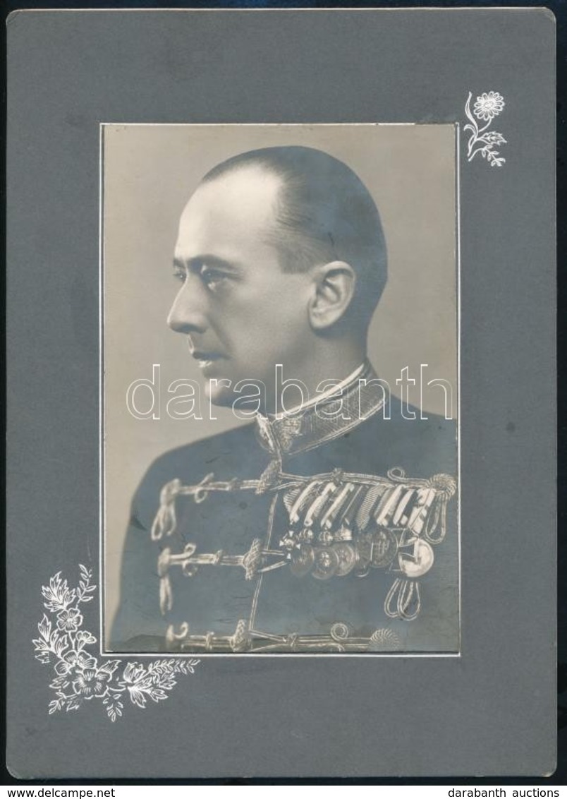 Cca 1920-1930 Katonatiszt Nagytársasági Egyenruhás Fotója, Kitüntetésekkel, Fotó Kartonon, 17x11 Cm - Autres & Non Classés