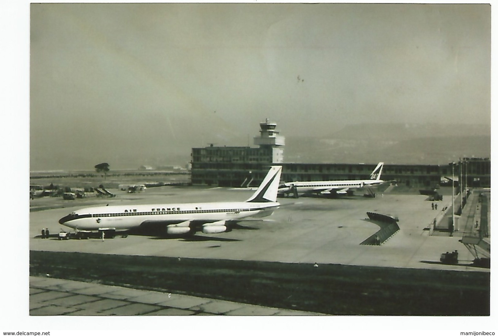 Boeing  707 Air France Devant DC 8 UAT - Luftfahrt