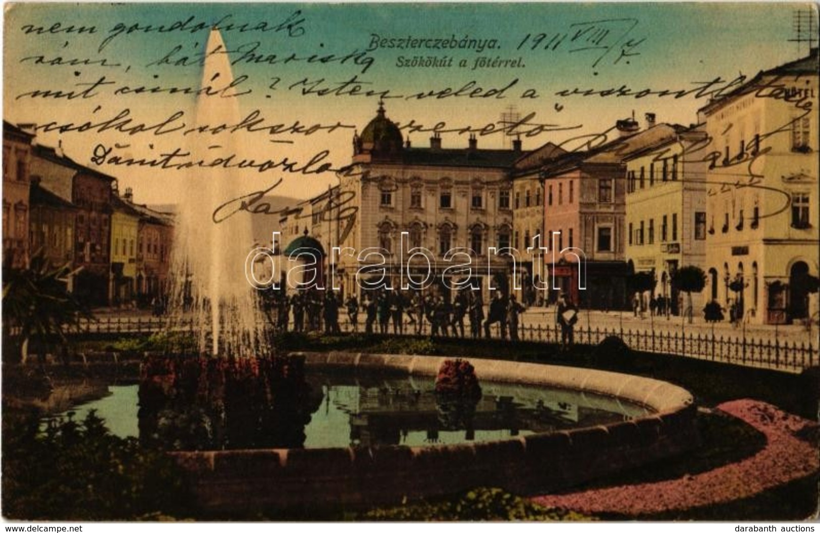 T2 1911 Besztercebánya, Banská Bystrica; Szökőkút, Fő Tér, Gyógyszertár, Holesch Árpád és Keppichernestin Utódának üzlet - Non Classés