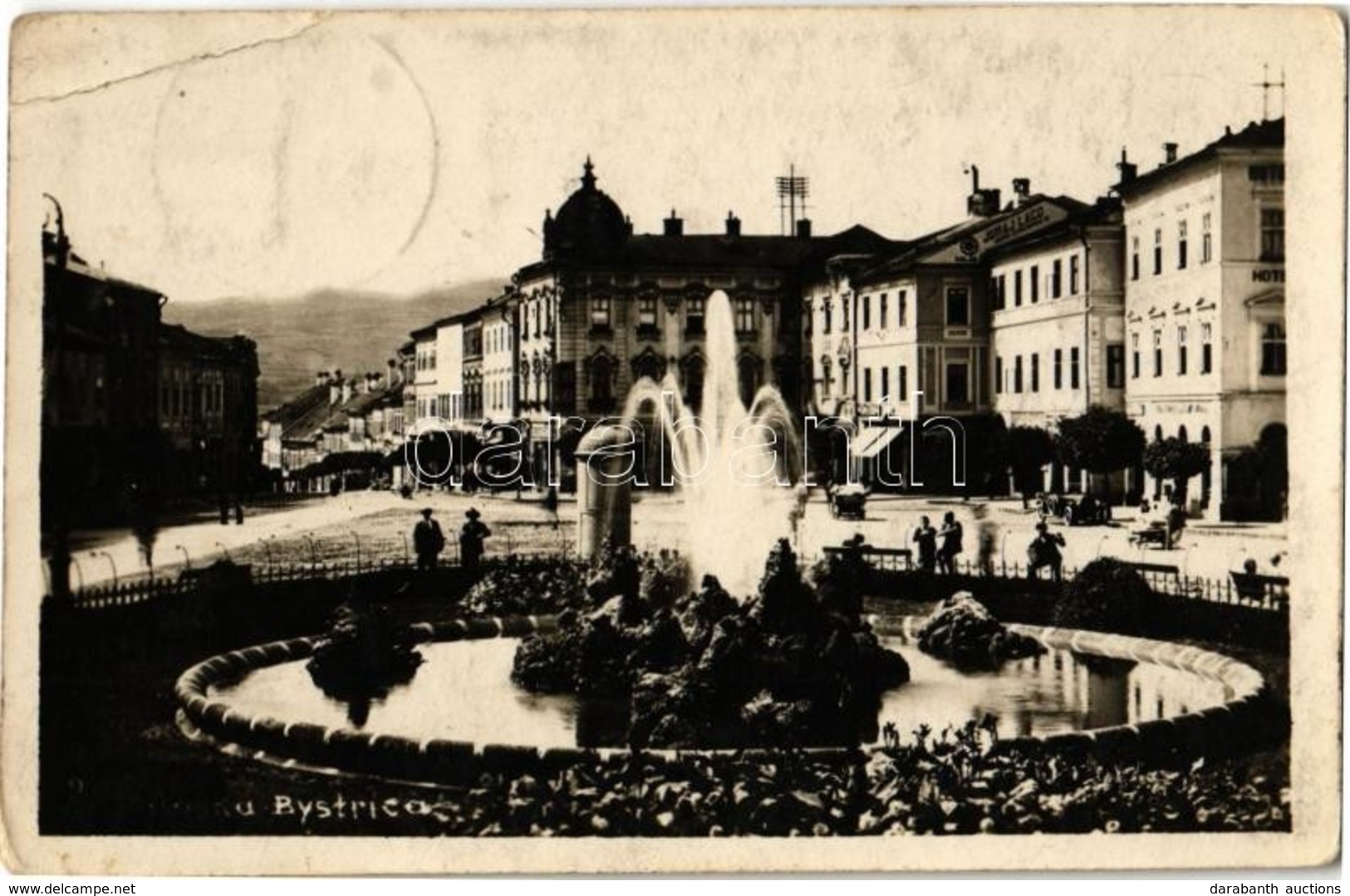 * T3 1927 Besztercebánya, Banská Bystrica; Szálloda, Juraj Laco üzlete, Tér, Szökőkút / Hotel, Shops, Square, Fountain ( - Non Classés