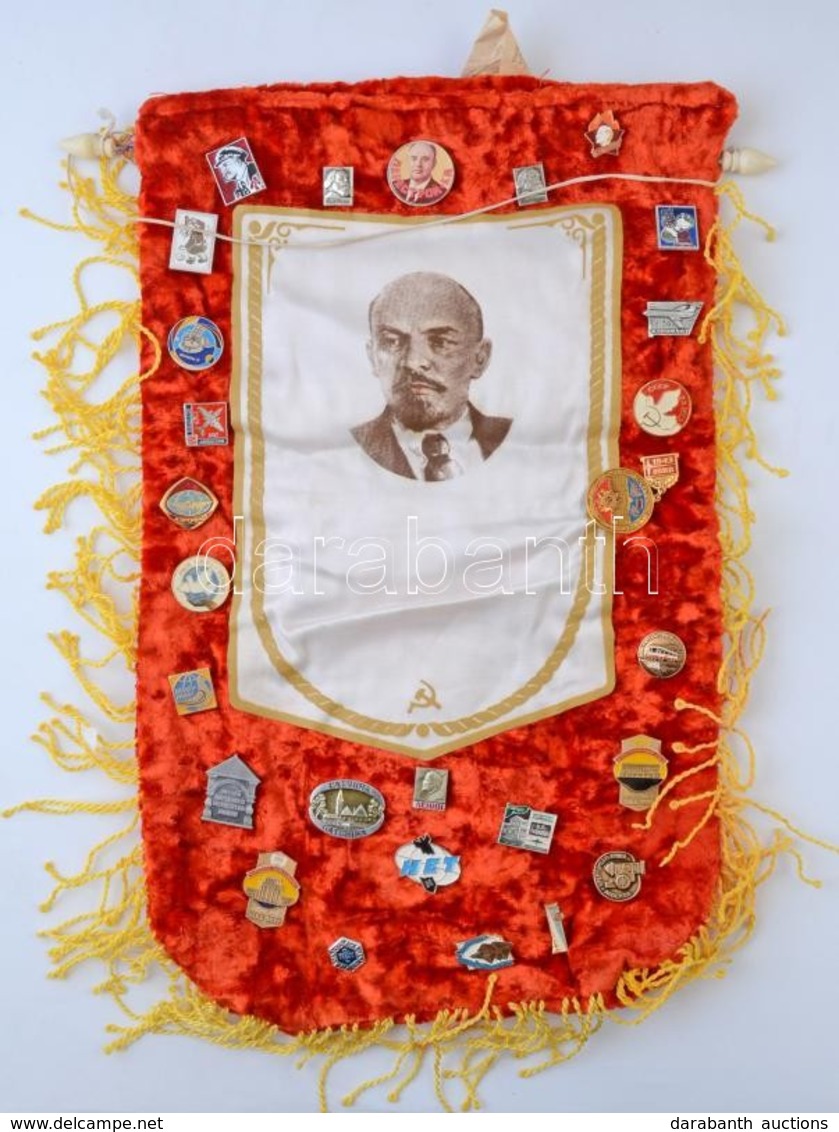 27 Db Szovjet Jelvény Egy Lenint ábrázoló Felvarróval Díszített Vörös Fali Zászló, Másik Oldalán A Szovjetunió Címerét á - Non Classés