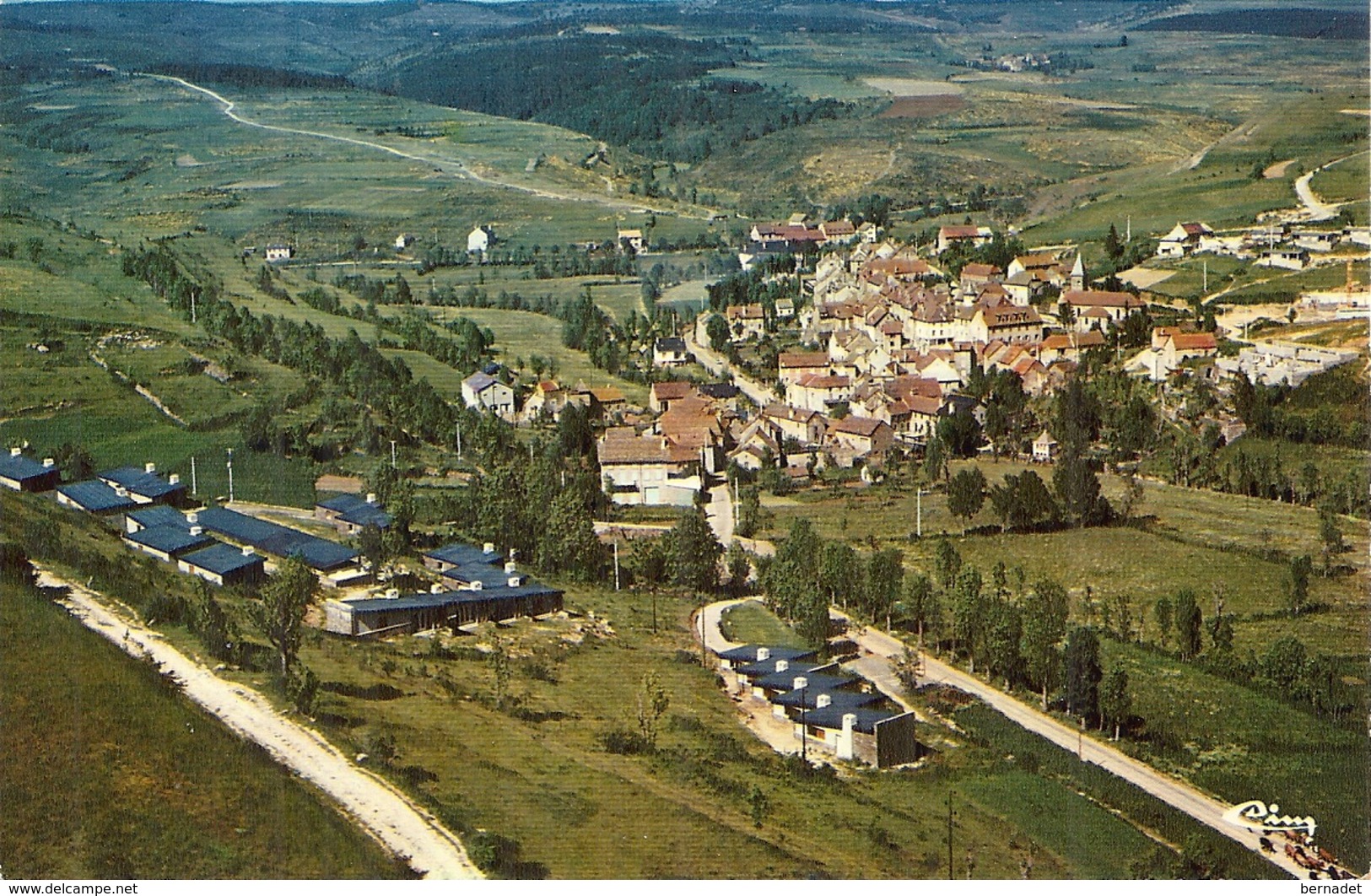 48 .. LE BLEYMARD .. VUE GENERALE AERIENNE  .. LE VILLAGE DE VACANCES .. AU FOND L'HOTEL DE LA REMISE - Le Bleymard