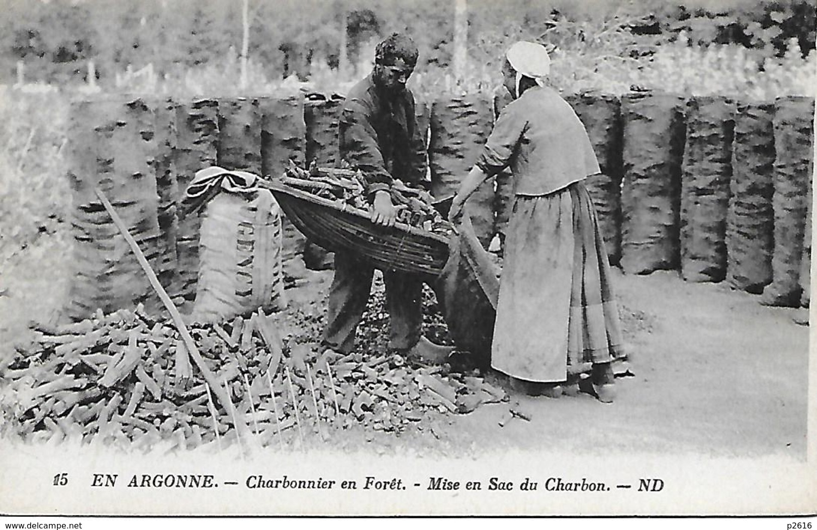 EN ARGONNE -   CHARBONNIER EN FORET -   MISE EN SAC DU CHARBON - Sainte-Menehould