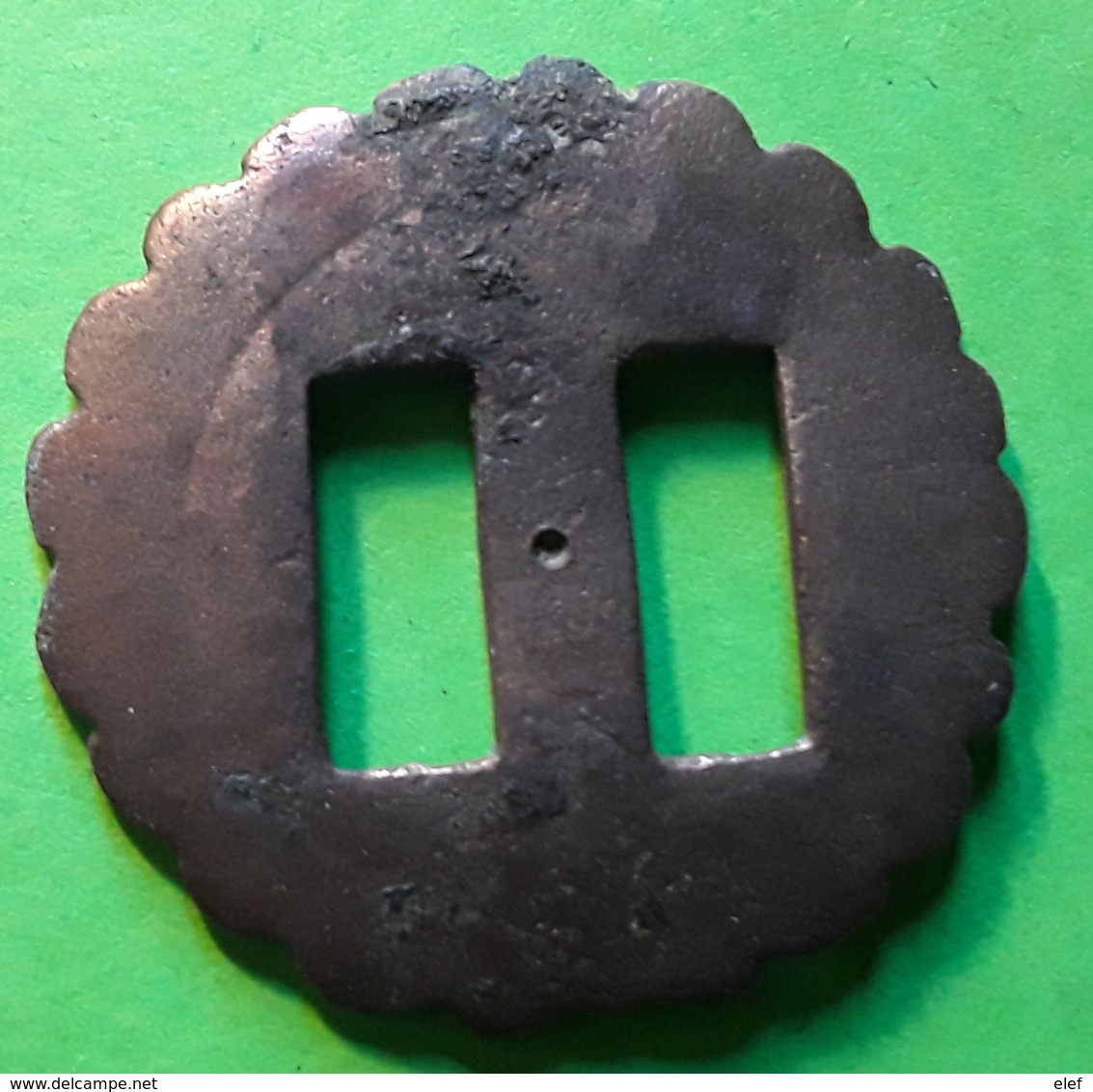 Boucle Ancienne Ronde Crenelee De Ceinture ? Cuivre Ou Bronze - Cinturones & Hebillas