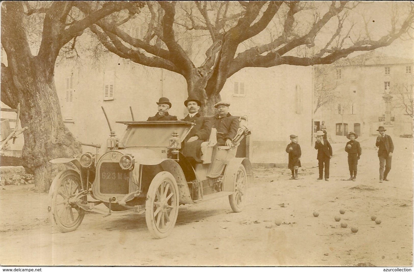 CPA PHOTO .NICE OU ENVIRON .JEU DE BOULES ET AUTOMOBILE SUR LA PLACE - Altri & Non Classificati