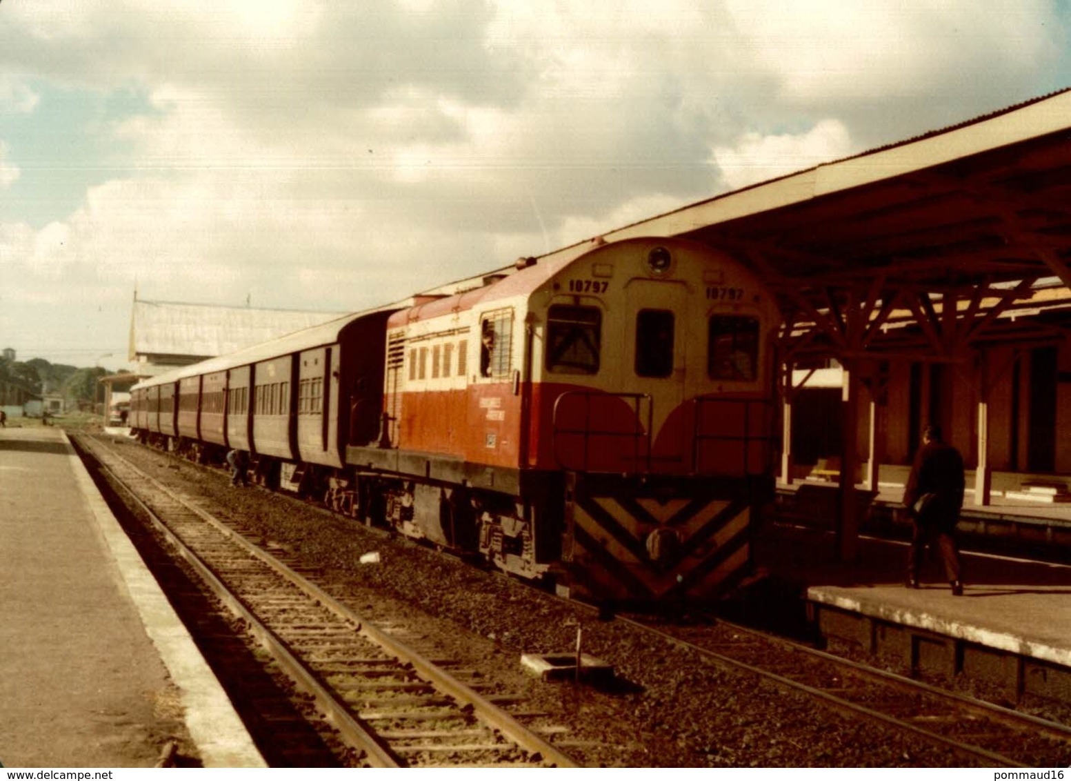 Photographie D'un Train 10797 En Gare - Reproduction - Trains