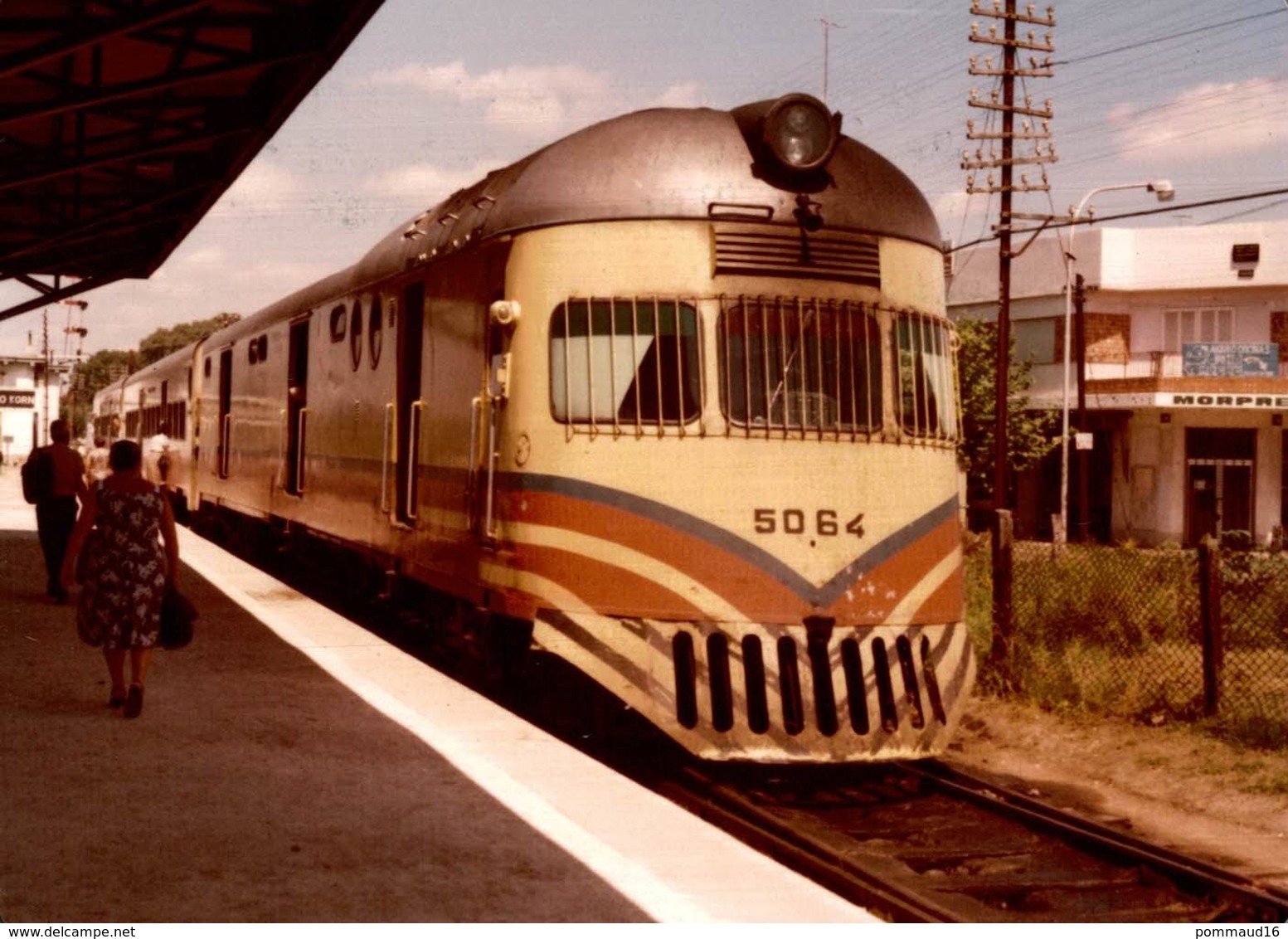 Photographie D'un Train 5064 En Gare - Animée - Reproduction - Trains