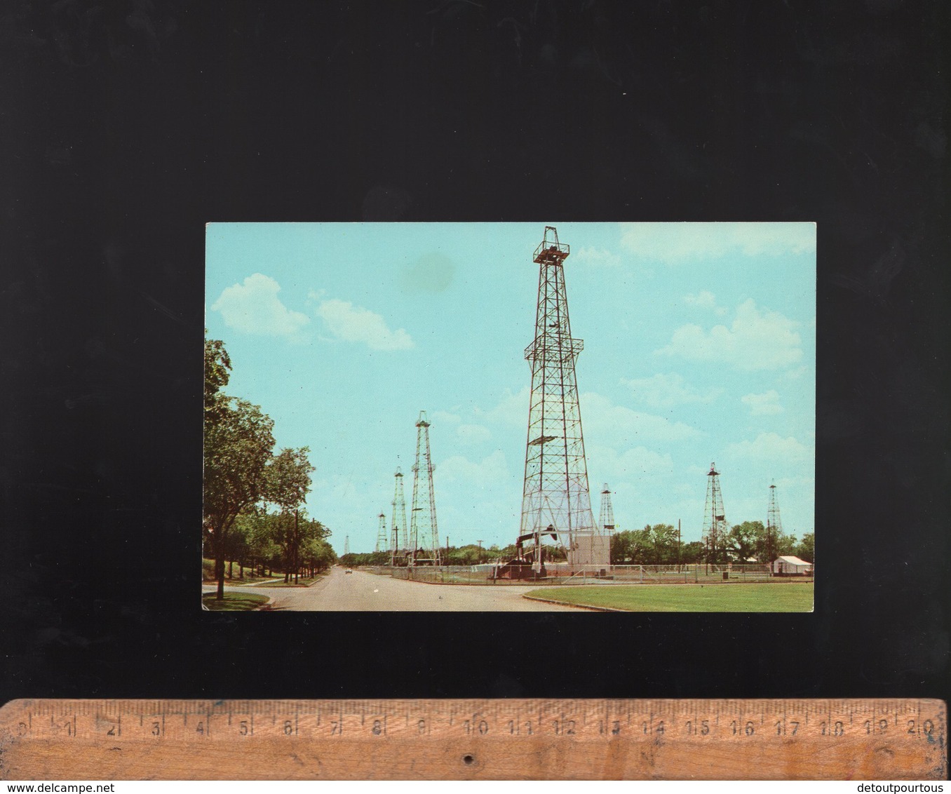 Oklahoma City : Oil Wells On The Oklahoma Capitol Grounds / Puits De Pétrole - Oklahoma City