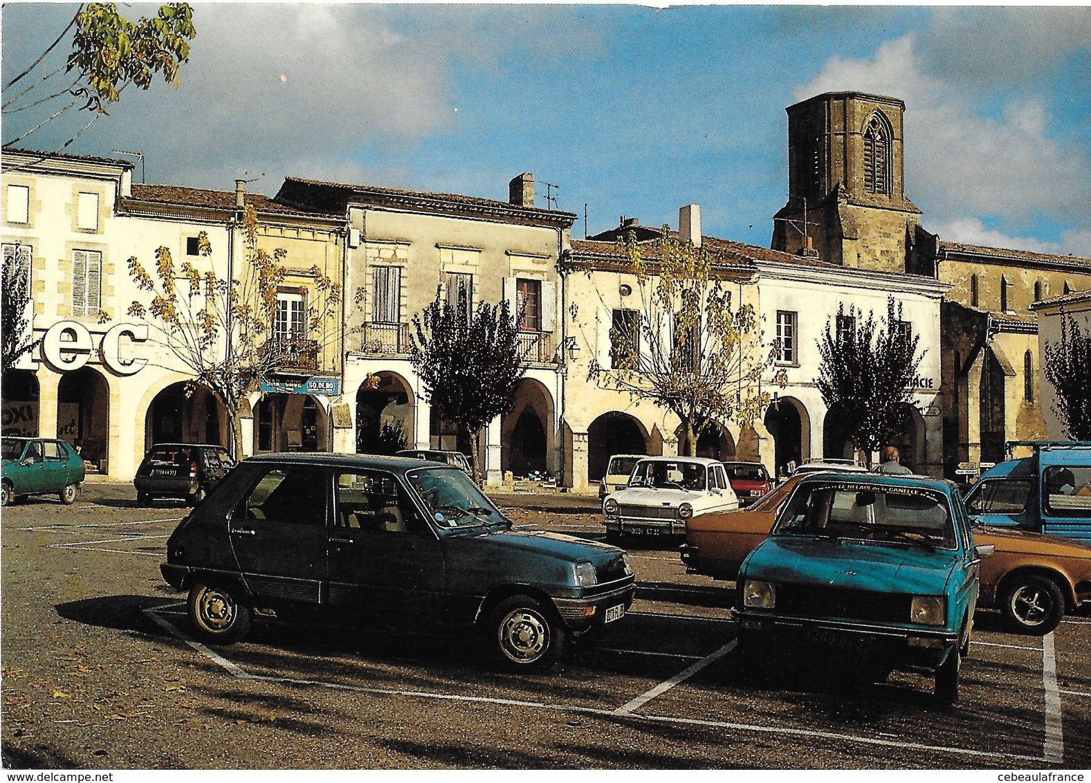 Sauveterre De Guyenne  Place De La Republique Automobiles - Autres & Non Classés