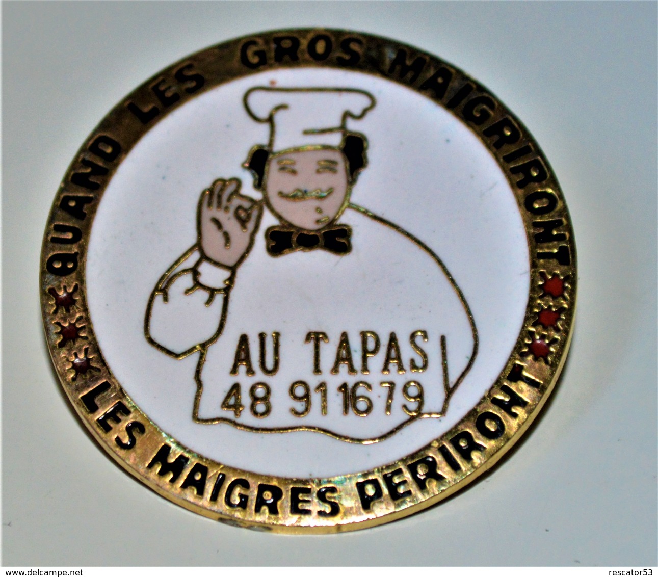 Rare Pin's Quand Les Gros Maigriront Les Maigres Périront Restaurant Au Tapas Diamètre 3 Cm - Autres & Non Classés