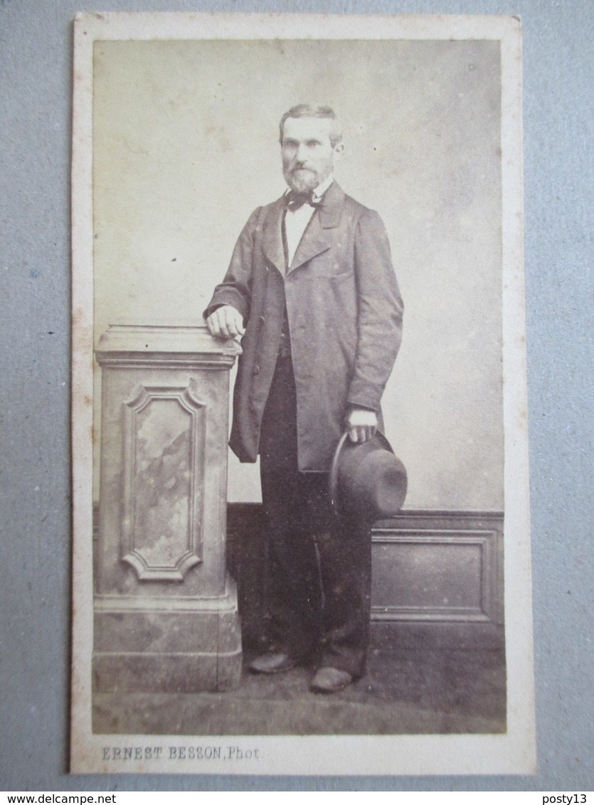 CDV  Second Empire - Circa 1865/70 - Homme Debout Chapeau à La Main - Photo Besson, LYON    BE - Ancianas (antes De 1900)