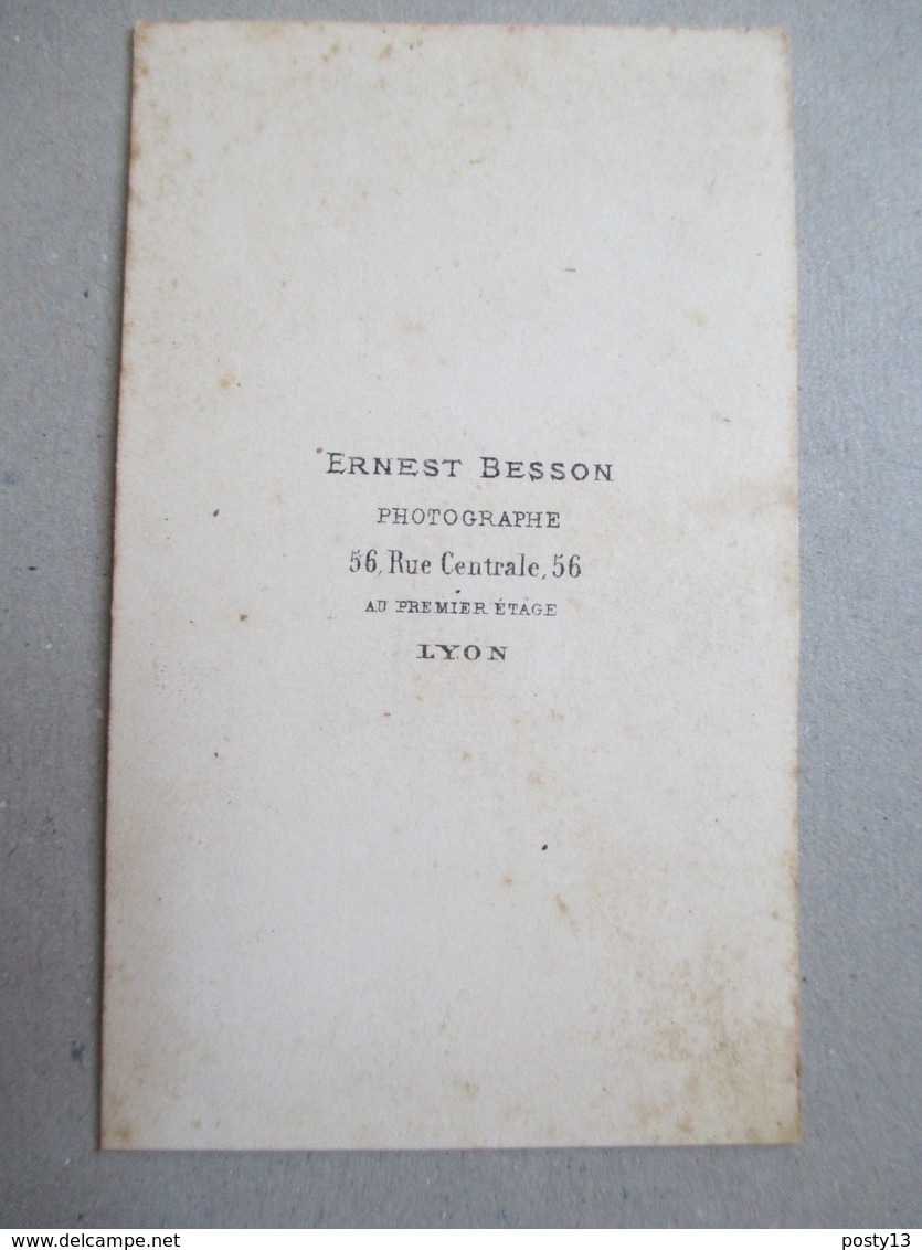 CDV  Second Empire - Circa 1865/70 - Homme Debout Chapeau à La Main - Photo Besson, LYON    BE - Ancianas (antes De 1900)