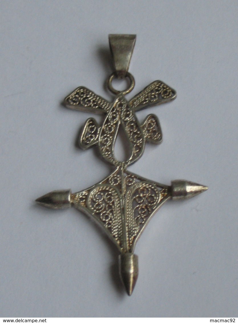 Ancien Pendentif Très Joliment Travaillé - En Argent   ***** EN ACHAT IMMEDIAT **** - Pendentifs