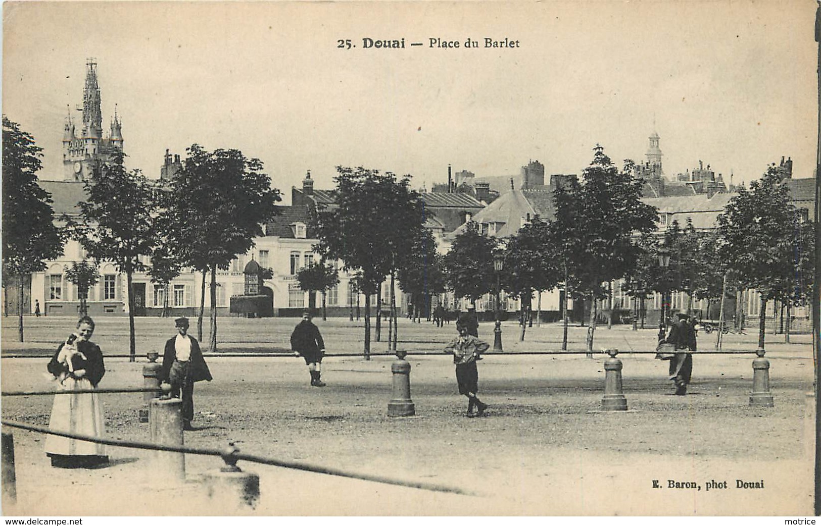 DOUAI - Place Du Barlet. - Douai