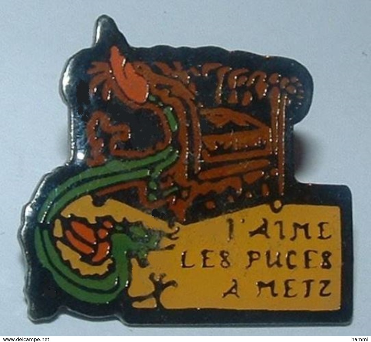 VF325 Pin's Ville Metz Moselle J'aime Les Puces Antiquaire Achat Immédiat - Villes