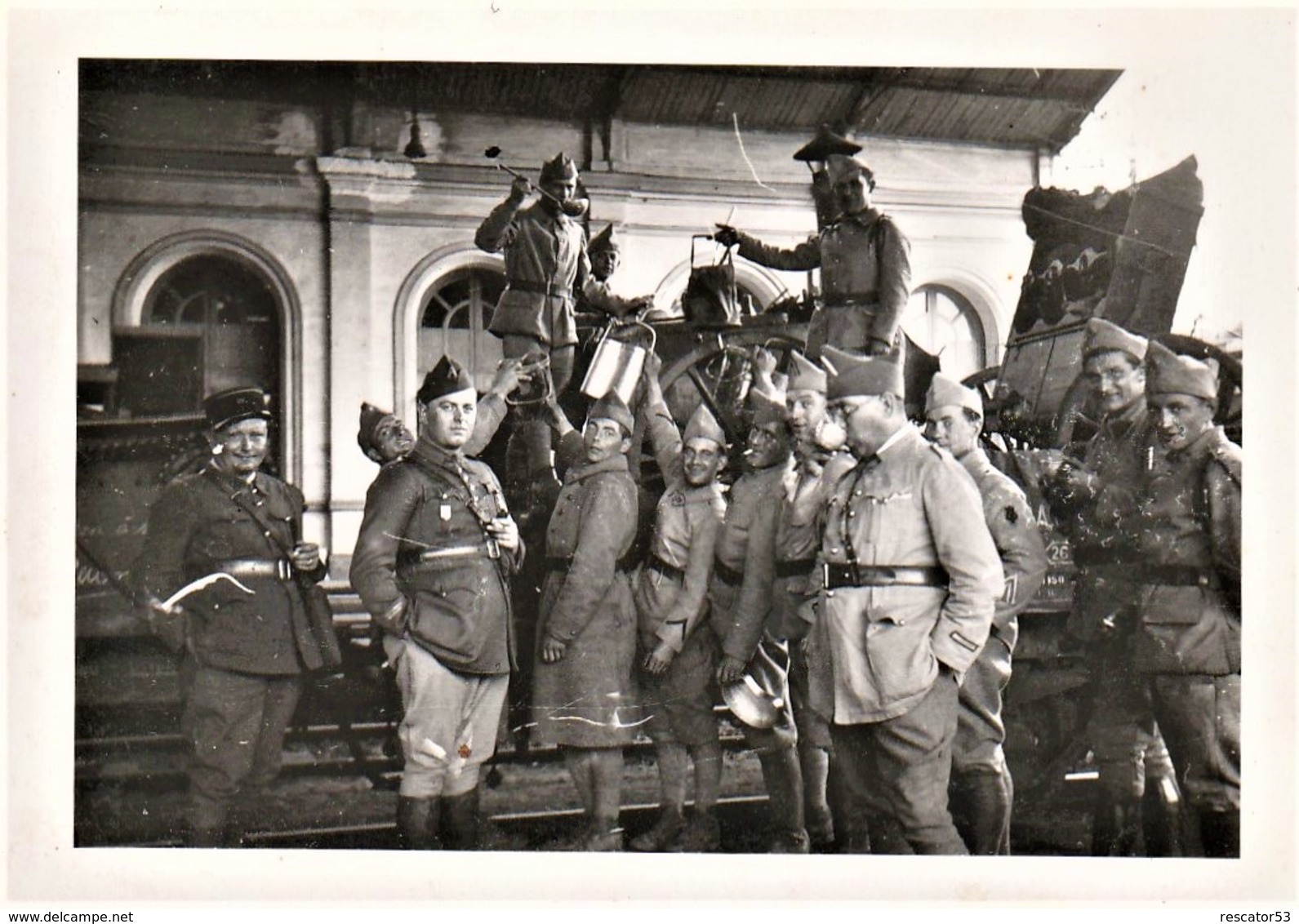 Rare Photo Soldats Et Sous Officiers En Ravitaillement à La Roulante Sur Wagons 39-40 Format 6,5 X 95 Cm - 1939-45