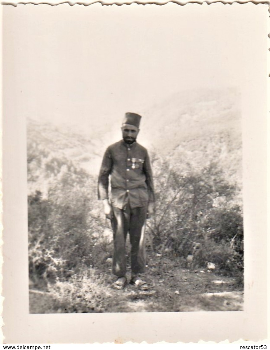 Rare Photo Soldat Tirailleur Goumier... Avec Ses Médailles Au Camp Des Chênes En 1941 Format 5.5 X 6.5 Cm - 1939-45