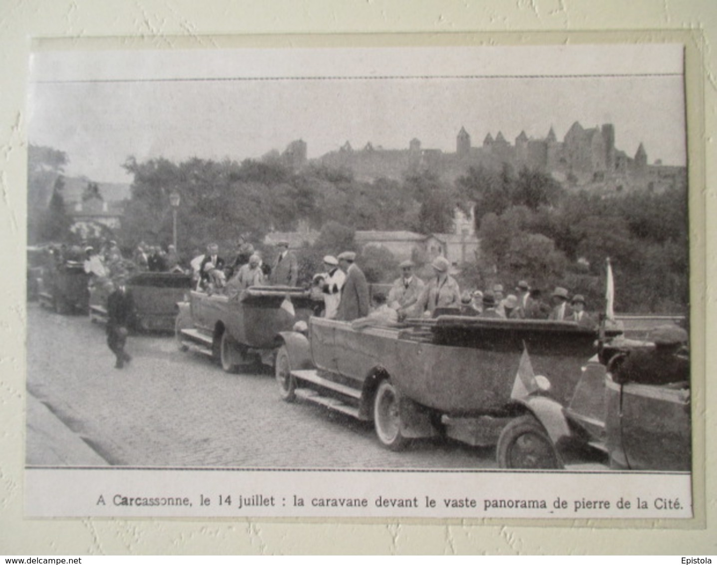 Carcassonne - Longue Caravane D'autobus D'excursion    - Coupure De Presse De 1928 - Camions