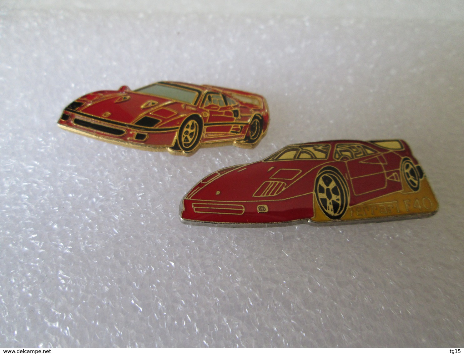 PIN'S   LOT  2   FERRARI   F  40 - Ferrari