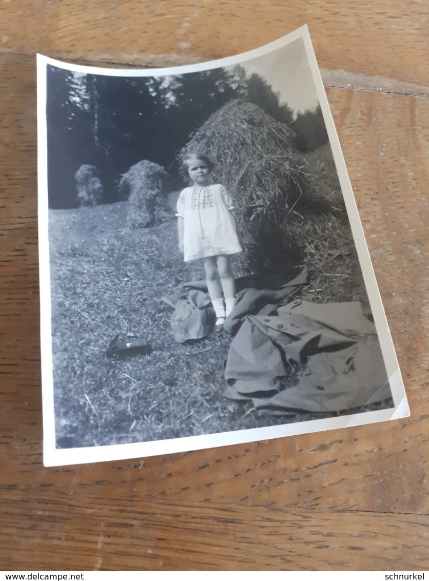 KIND IN DEUTSCHLAND DAZUMAL - KLEINES MAEDCHEN IN WEISS VOR HEUHAUFEN - 1927 - Anonyme Personen