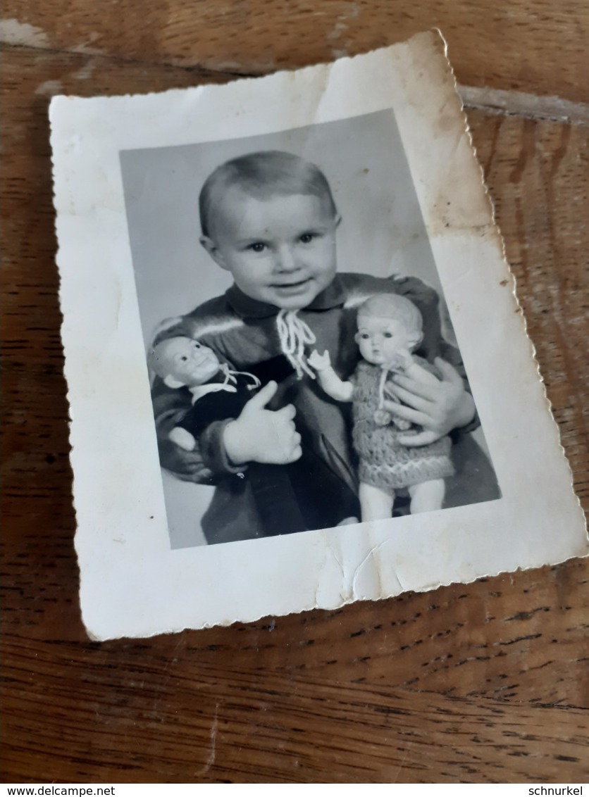 KIND IN DEUTSCHLAND DAZUMAL - KLEINES MAEDCHEN MIT ZWEI PUPPEN - NAME - 1948 - Identifizierten Personen