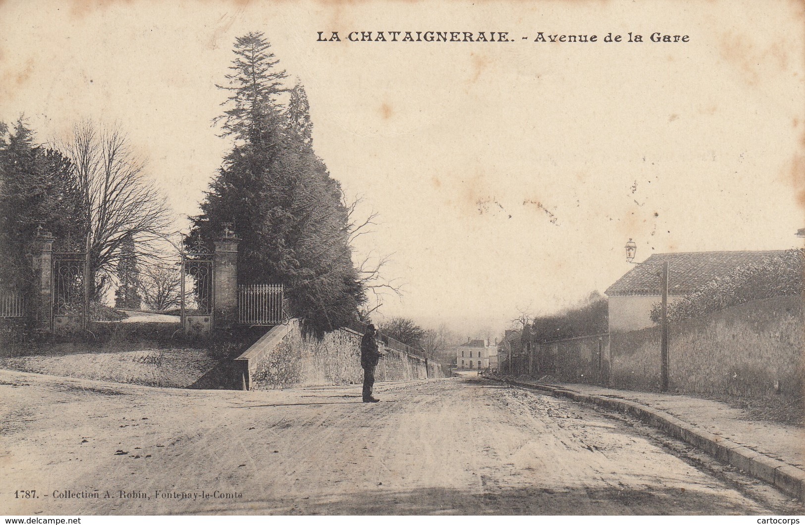 85 - La Chataigneraie - Avenue De La Gare Animée - La Chataigneraie