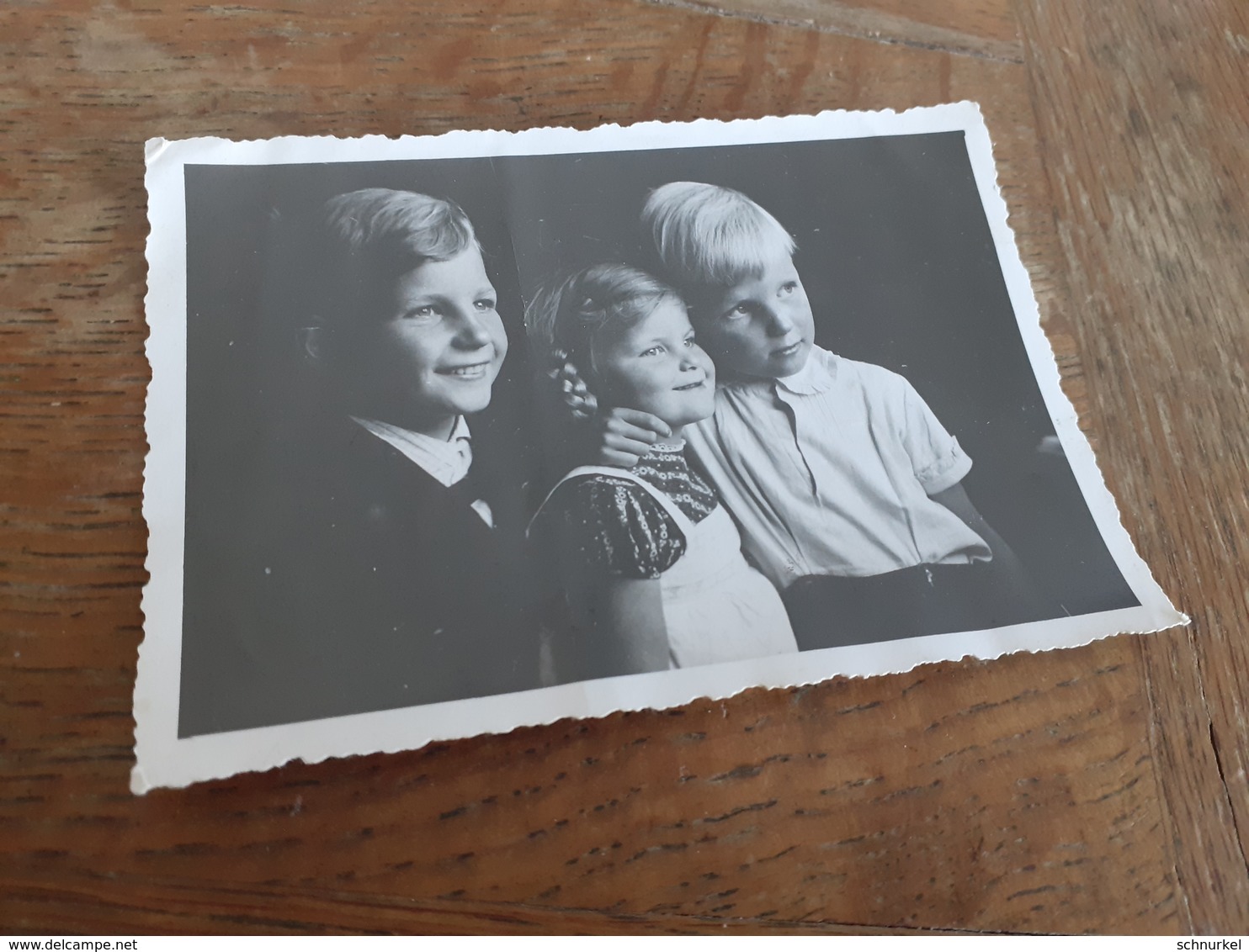 KINDER IN DEUTSCHLAND DAZUMAL - GESCHWISTER-TRIO IN POSE - MAEDCHEN MIT HAARZOPF - NAMEN - 1947 - Identifizierten Personen